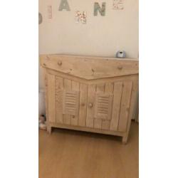 Peuterbed en commode hout handgemaakt