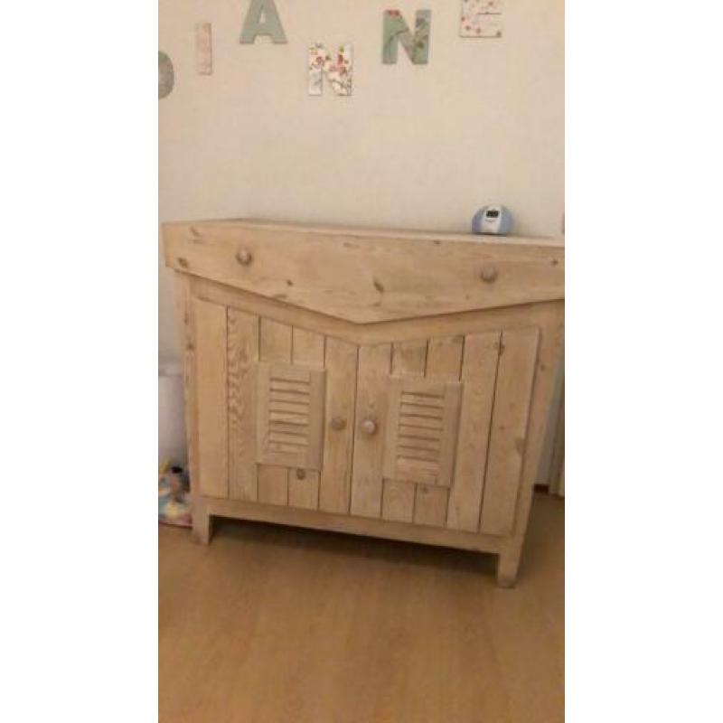 Peuterbed en commode hout handgemaakt