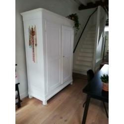 Stoere witte brocante kast voor babykamer of kinderkamer