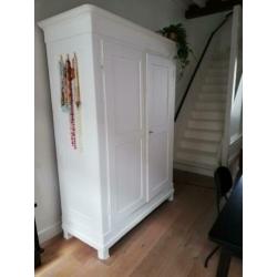 Stoere witte brocante kast voor babykamer of kinderkamer