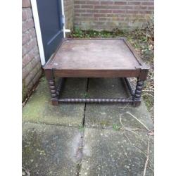 Houten tafel met gedraaide poten