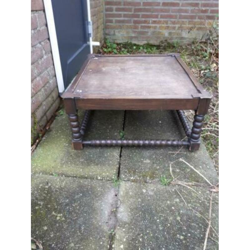 Houten tafel met gedraaide poten