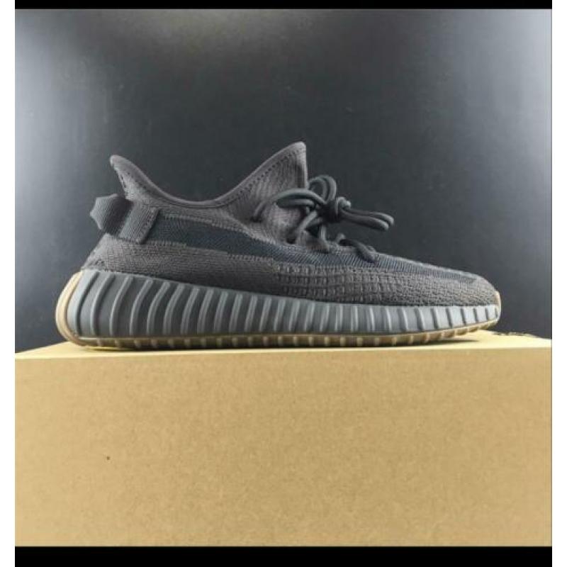 Yeezy boost 350 v2 cinder black