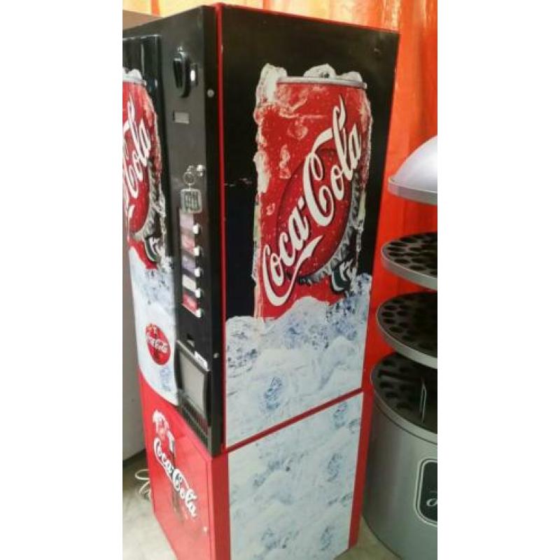 Coca Cola blikjesautomaat met opslag