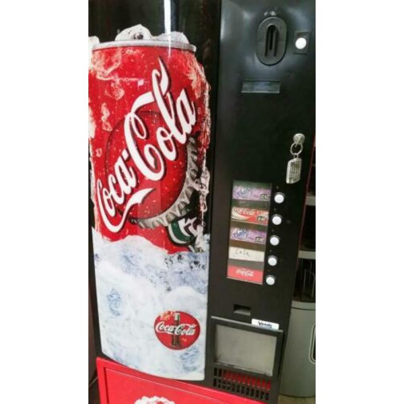 Coca Cola blikjesautomaat met opslag