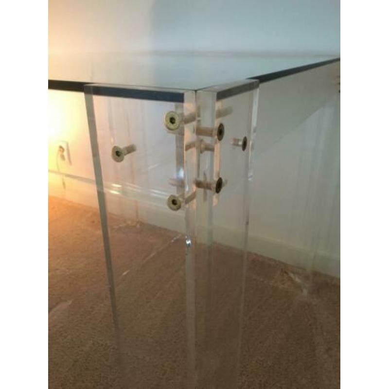 Design glazen tafel met plexiglas poten