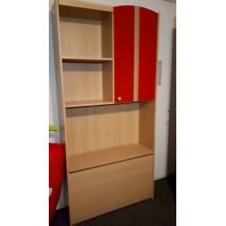 Leuke kinderkamer kast, kleur grenen/rood