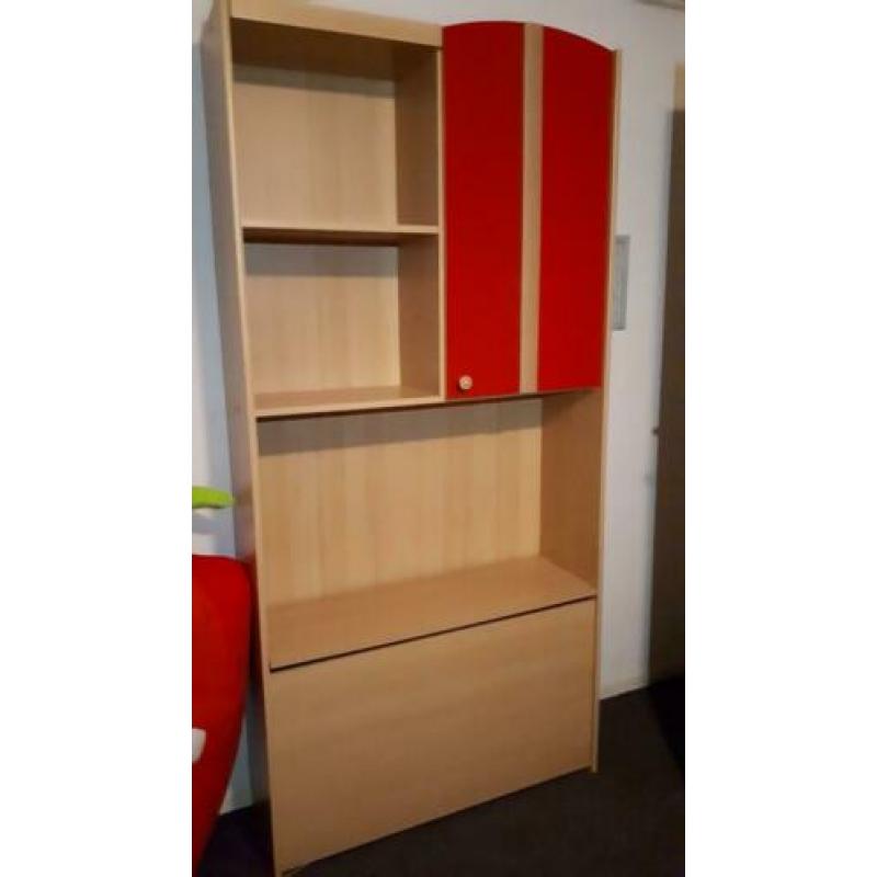 Leuke kinderkamer kast, kleur grenen/rood