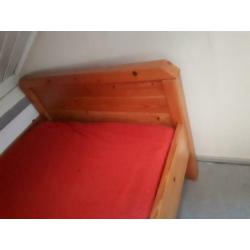 Houtenbed