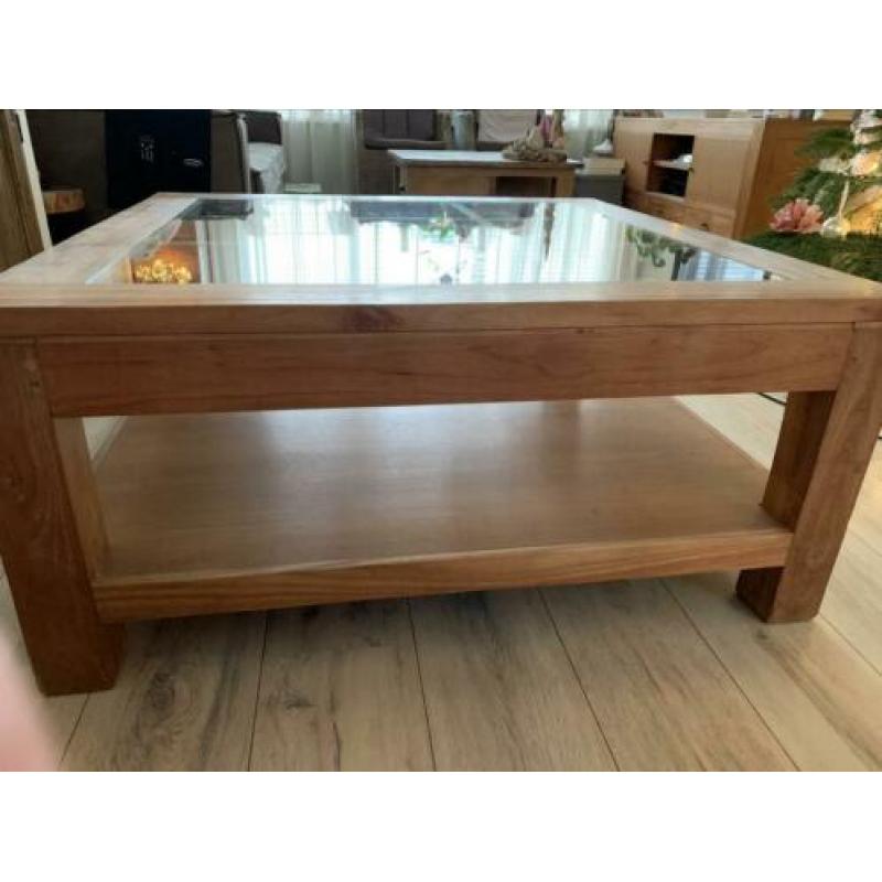 Teakhouten salontafel met inleg van glas