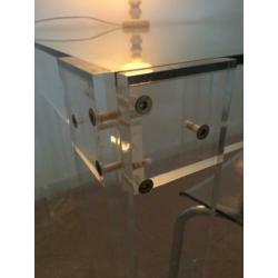 Design glazen tafel met plexiglas poten