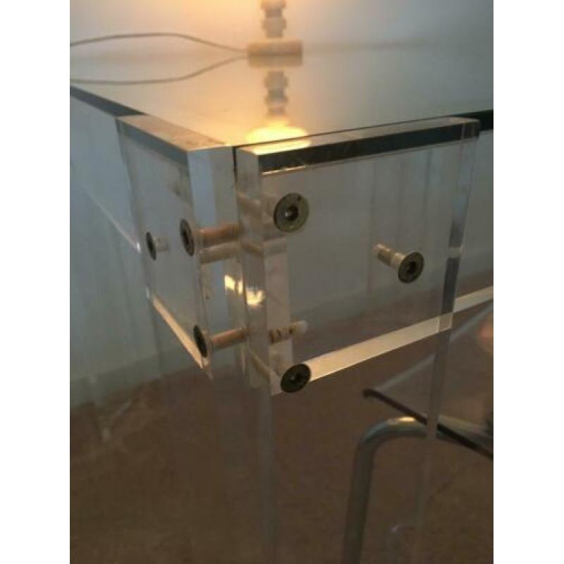 Design glazen tafel met plexiglas poten