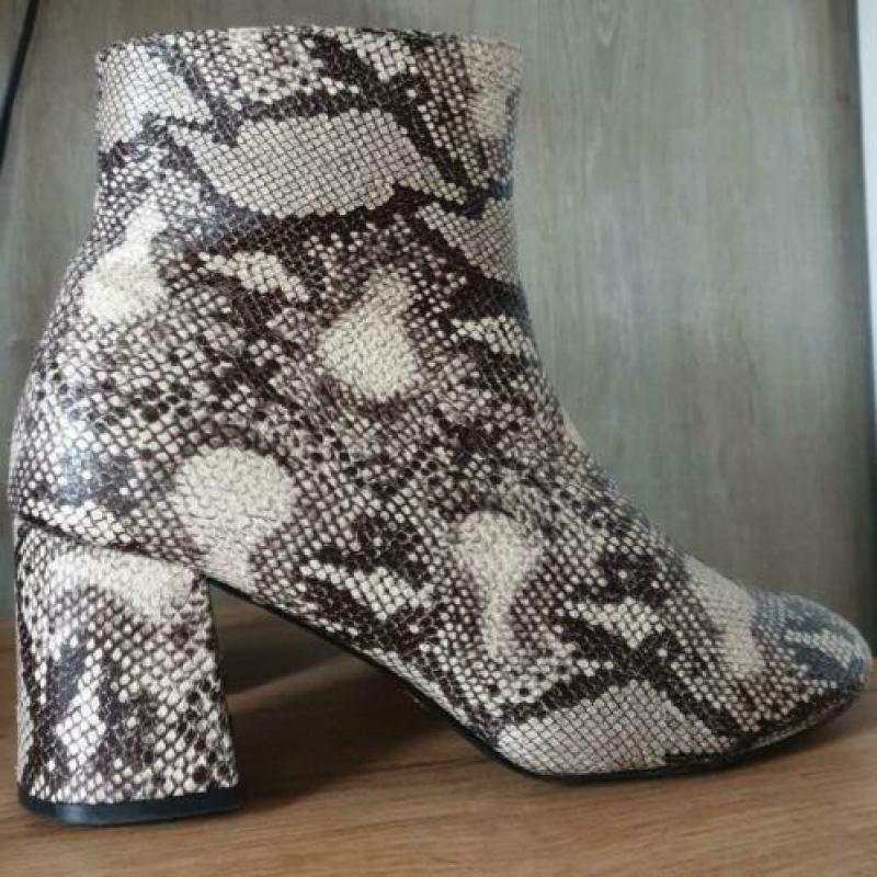 Enkellaarsjes met slangen animal print maat 40