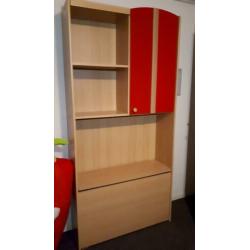 Leuke kinderkamer kast, kleur grenen/rood