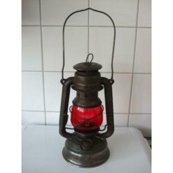 oude lamp stormlamp olielamp Feuerhand met rood glas