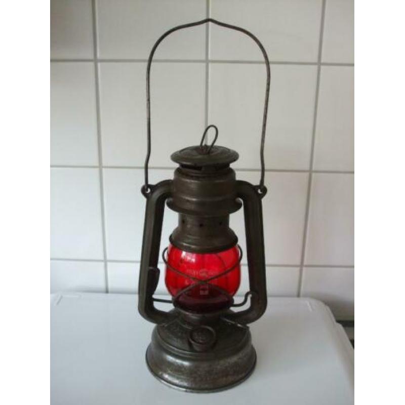 oude lamp stormlamp olielamp Feuerhand met rood glas