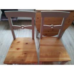 Uitklapbare eettafel en 2 bijhorende stoelen