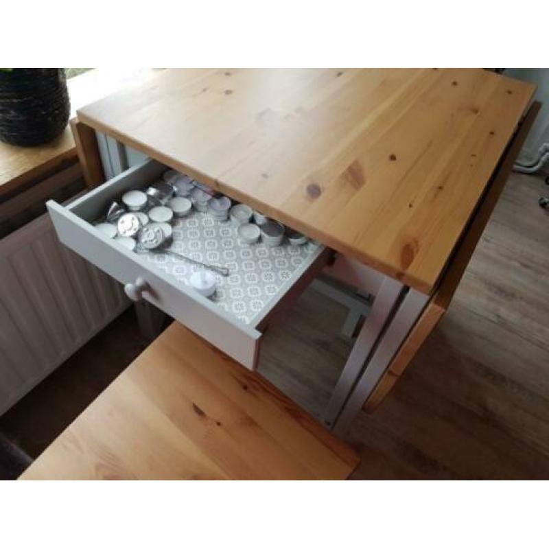 Uitklapbare eettafel en 2 bijhorende stoelen