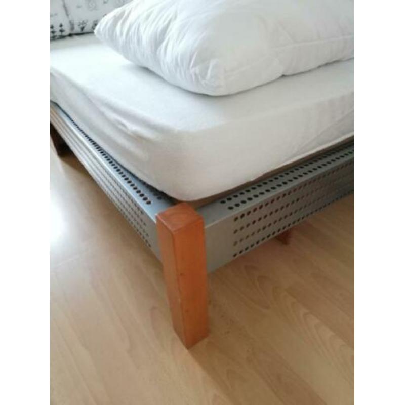 Tweepersoonsbed 140x200 plus lattenbodem en 2 laden