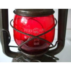 oude lamp stormlamp olielamp Feuerhand met rood glas