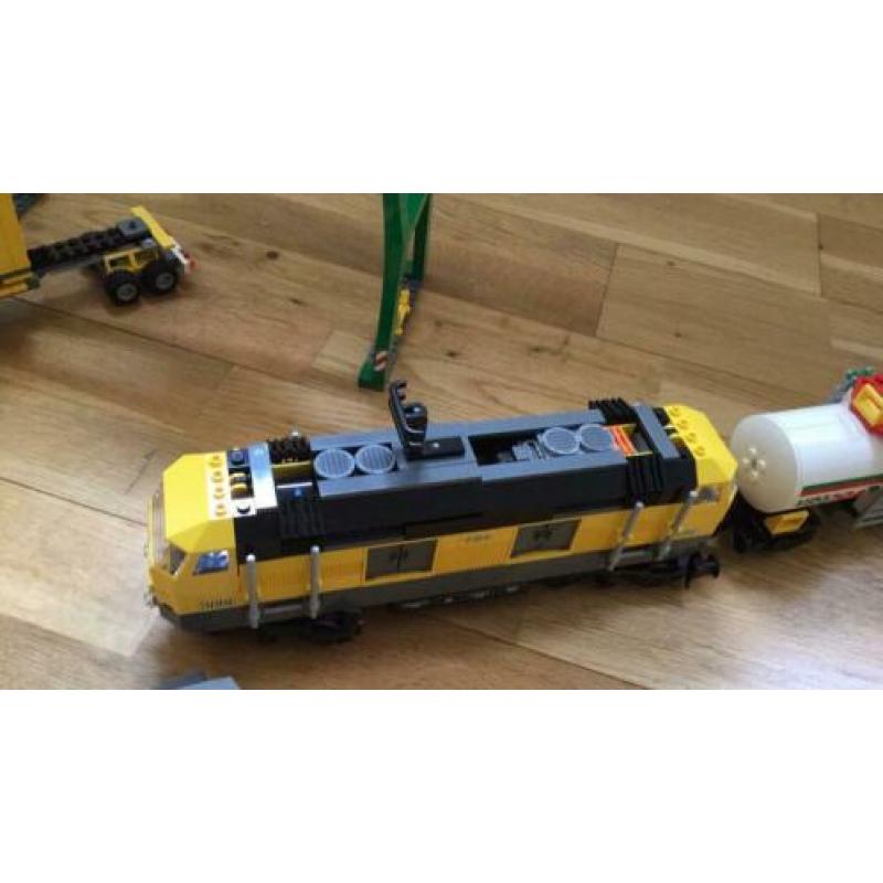 Lego trein met station, nrs. 7939 en 7937. Met bouwboekjes.