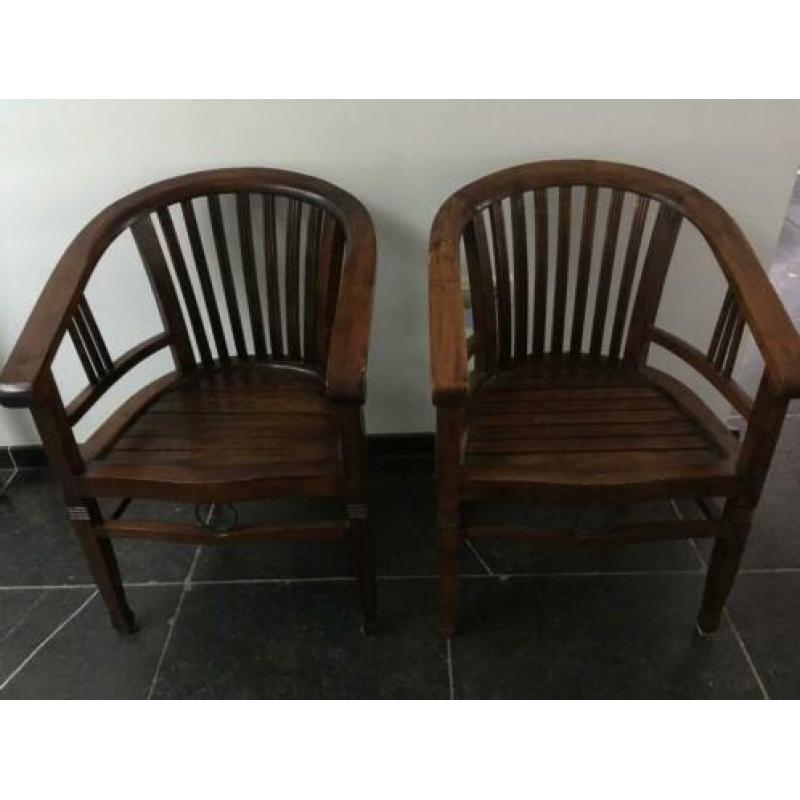 2 handgemaakte mooie houten stoelen