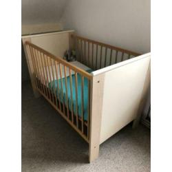 Gratis babykamer bed en commode