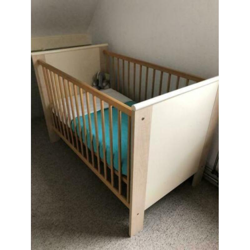 Gratis babykamer bed en commode