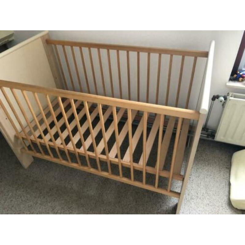 Gratis babykamer bed en commode