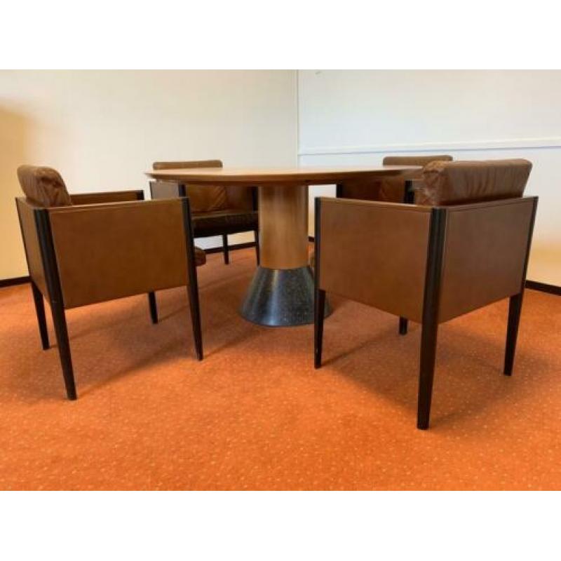 Tafel balance van Arco met 4 kalfslederen fauteuils