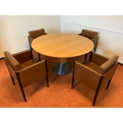 Tafel balance van Arco met 4 kalfslederen fauteuils