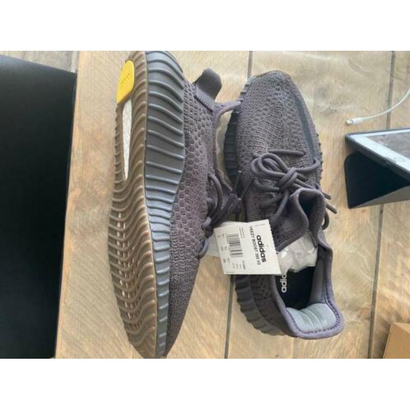 Yeezy Boost 350 V2 Cinder 42 2/3 - US 9