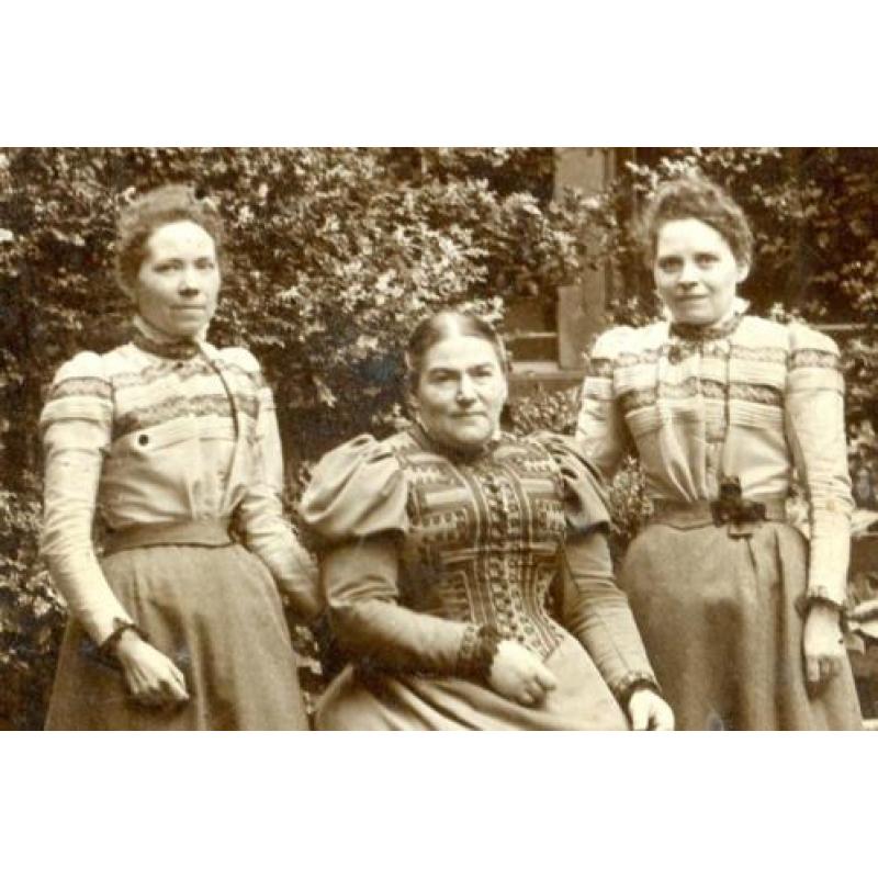 Foto van Drie Dames ca 1900 sepia