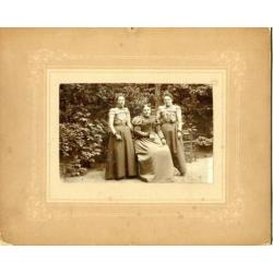 Foto van Drie Dames ca 1900 sepia