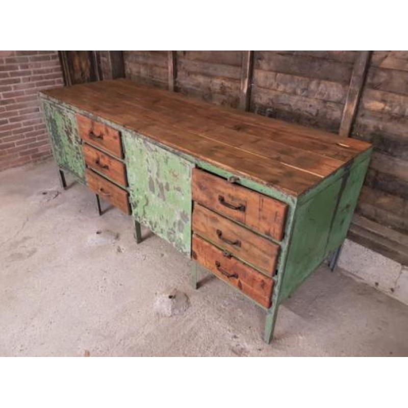 Oude werkbank balie dressoir